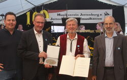 Die Pro-Musica-Plakette aus den Händes des Landrats. Von links: Verbandsvorsitzender Steffen Haap, Landrat Joachim Walter, Vorst