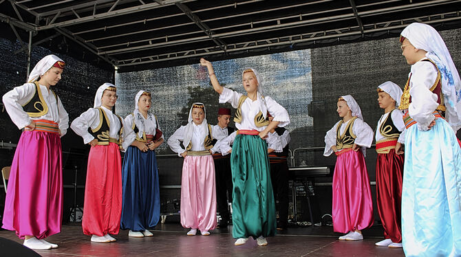 Tanzgruppe des bosnischen Kulturvereins KUD Seher. Die Tanzgruppe des bosnischen Kulturvereins KUD Seher begeisterte mit Gesang und Folkloretanz..