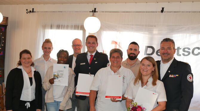 Eningen DRK Bei der Hauptversammlung des DRK Eningen wurden einige langjährige Mitglieder geehrt: (von links) Tanja Ochs, Vanessa Kruse, Nad