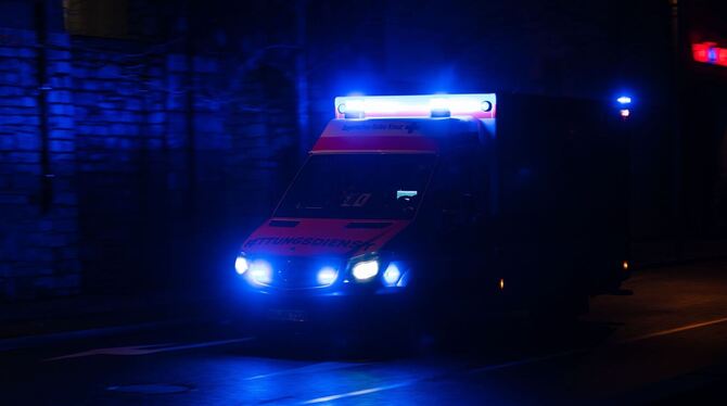 Rettungswagen im Einsatz - Symbolbild Rettungswagen im Einsatz - Symbolbild
