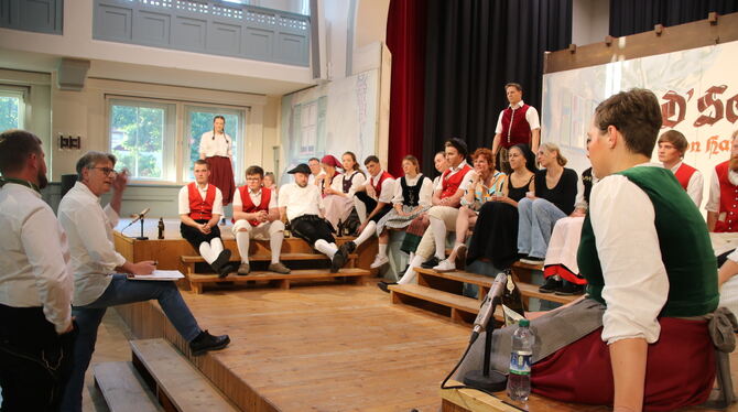 Bad Urach Schäferlauf Schäferlies Langebesprechung vor der Hauptprobe: Spielleiter Peter Hiller gibt dem »Schäferlies«-Ensemble letzte Anweisungen