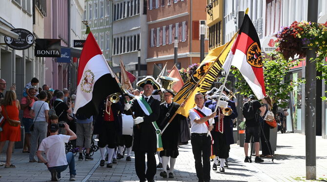 Schwörtag Der Festzug nach dem Gottesdienst in der Marienkirche zum ehemaligen Schwörhof war eine Attraktion für die Passanten.
