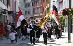 Der Festzug nach dem Gottesdienst in der Marienkirche zum ehemaligen Schwörhof war eine Attraktion für die Passanten. 