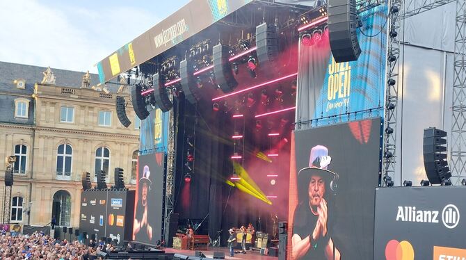 Zucchero Jazz Open Auf dem Schlossplatz feierte das Publikum Zucchero. Und der Sänger feierte sein Publikum.