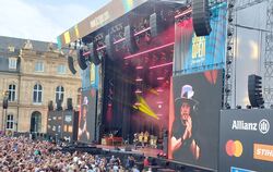 Auf dem Schlossplatz feierte das Publikum Zucchero. Und der Sänger feierte sein Publikum.