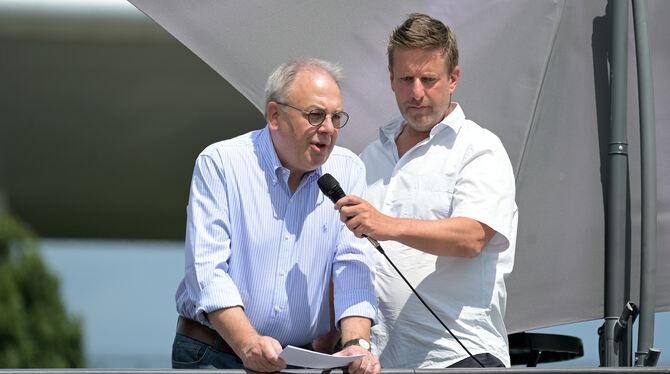 Eroeffnung, Fussball, Medica Logistik Parks, Reutlinger Stadtauswahl, Young Boys Legenden Der Reutlinger Oberbürgermeister Thomas Keck würdigte bei der Einweihung des Medica-Logistik-Parks das sportliche und gesellscha