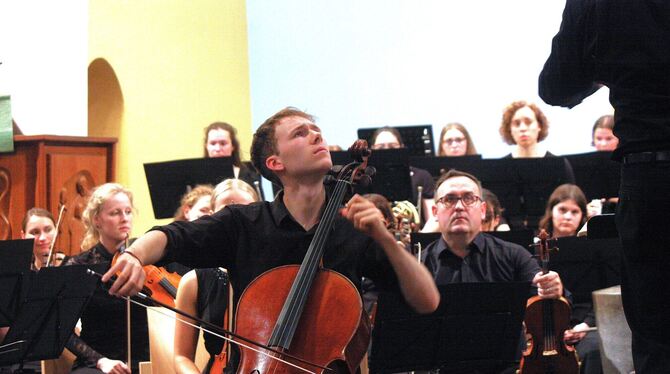 Lionel Martin spielte mit der Freien Sinfonie Tübingen Antonín Dvořáks Cellokonzert in h-Moll.