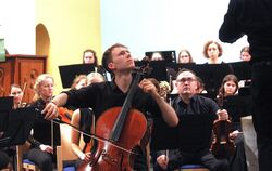 Lionel Martin spielte mit der Freien Sinfonie Tübingen Antonín Dvořáks Cellokonzert in h-Moll.