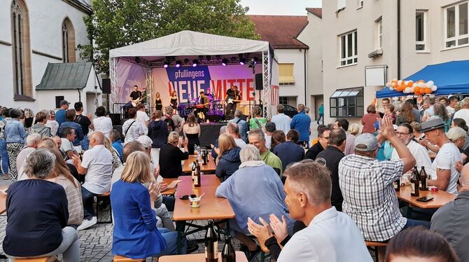 Das Publikum ging mit beim »Rock in der Neuen Mitte« mit den Bands der Städtischen Musikschule und Phil Haydt.  FOTO: SCHÖBEL