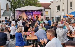 Das Publikum ging mit beim »Rock in der Neuen Mitte« mit den Bands der Städtischen Musikschule und Phil Haydt.  FOTO: SCHÖBEL
