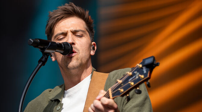 Jazzopen, Stuttgart, Schlossplatz, Lieder, Musik, Singen, Songs, Künstler, Musiker, Band Der Pfullinger Phil Haydt, alias Nicolas Haydt, bei den Jazzopen in Stuttgart.