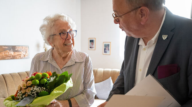 Gertrud Heck; 90. Geburtstag; OB Thomas Keck Der Reutlinger OB Thomas Keck gratuliert Gertrud Heck zum 90. Geburtstag.