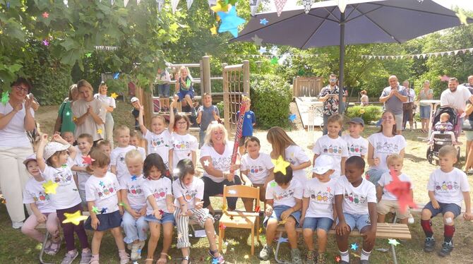 Mit fröhlichen Liedern und einer kleinen Tischrakete, die Sterne regnen ließ, wurde jetzt der Bau des Rienzbühlkindergartens gef