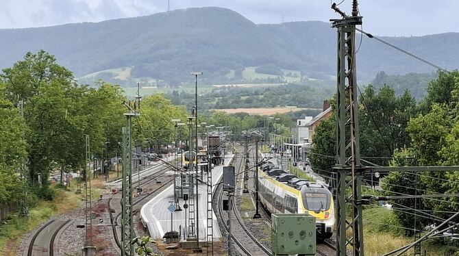 Bahnhof Metzingen Gleisfeld Gleis 4 des Bahnhofs Metzingen (links) muss noch ins bestehende Schienennetz eingebunden werden. In diesem werden im August sieb