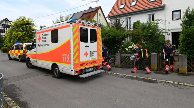 Rettungsdienst Der Patient ist bereit zum Transport, es geht ihm den Umständen entsprechend gut. Rettungssanitäter verlassen den Schauplatz des