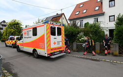 Der Patient ist bereit zum Transport, es geht ihm den Umständen entsprechend gut. Rettungssanitäter verlassen den Schauplatz des