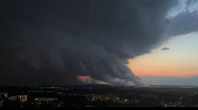 Über dieses Wetterphänomen spricht Reutlingen. Eine gewaltige Gewitterzelle baute sich am Montagabend über dem Stadtgebiet auf.