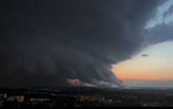 Über dieses Wetterphänomen spricht Reutlingen. Eine gewaltige Gewitterzelle baute sich am Montagabend über dem Stadtgebiet auf. 