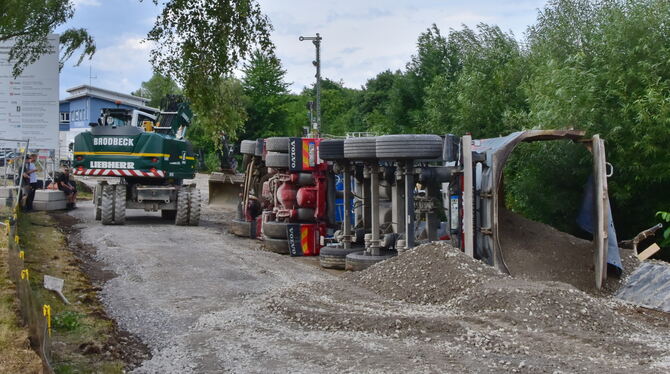 Ein Muldenkipper ist auf der Bahn-Baustelle umgekippt. FOTO: MEYER