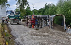 Ein Muldenkipper ist auf der Bahn-Baustelle umgekippt. FOTO: MEYER