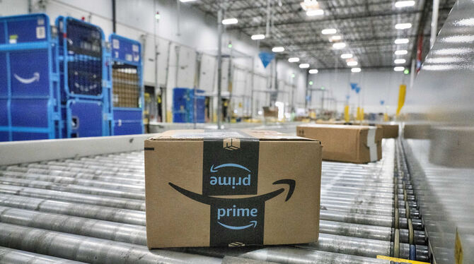 Handel, Internet, Preise, Werbung, Konsumgüter, Verbraucher, Urteile Ein Amazon-Paket bewegt sich auf einem Förderband. Im Uracher Teilort Hengen kocht bei manchen Bürgern die Angst vor dem dort ge