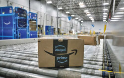 Ein Amazon-Paket bewegt sich auf einem Förderband. Im Uracher Teilort Hengen kocht bei manchen Bürgern die Angst vor dem dort ge