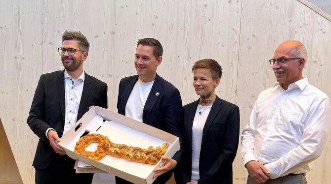 Schlüsselübergabe für den Kindergarten St. Raphael: Architekt Dominik Dieringer (von links), Bürgermeister Eric Sindek, Einricht