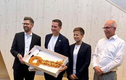 Schlüsselübergabe für den Kindergarten St. Raphael: Architekt Dominik Dieringer (von links), Bürgermeister Eric Sindek, Einricht