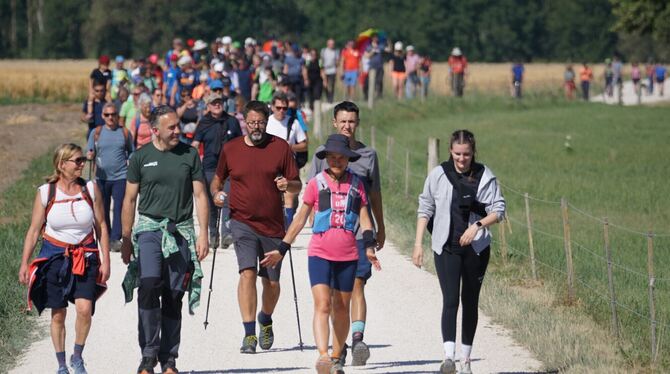 Gut gelaunt und bei optimalem Wetter machten sich 104 Wanderer auf die 24-Stunden-Tour. FOTOS: LENK Gut gelaunt und bei optimalem Wetter machten sich 104 Wanderer auf die 24-Stunden-Tour. FOTOS: LENK