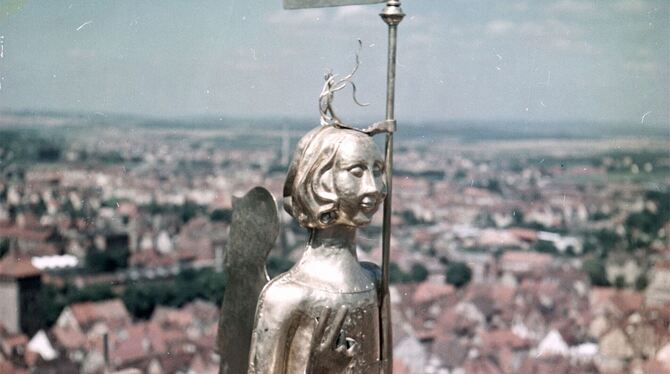 Turmengel mit Gerüst: Die Skulptur des Spätmittelalters war 1943 bei einem schweren Erdbeben auf den Weibermarkt herabgestürzt