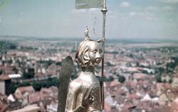  Turmengel mit Gerüst: Die Skulptur des Spätmittelalters war 1943 bei einem schweren Erdbeben auf den Weibermarkt herabgestürzt 