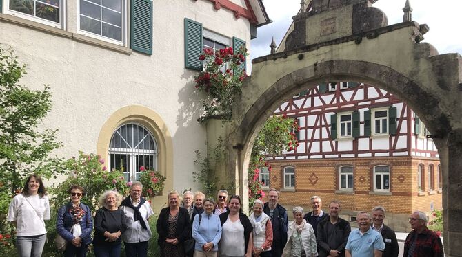 Rundgang furch Walddorf mit französischen Gästen Aufgereiht beim historischen Rundweg am Tor zum Walddorfhäslacher »Schloss«: die Partnerschaftskomitees von Walddorfhäslach und