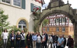 Aufgereiht beim historischen Rundweg am Tor zum Walddorfhäslacher "Schloss": die Partnerschaftskomitees von Walddorfhäslach und 