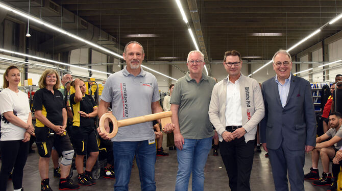 Deutsche Post Symbolische Schlüsselübergabe zur Einweihung des neuen Zustellstützpunkts von Deutsche Post und DHL (von links): Betriebsleiter