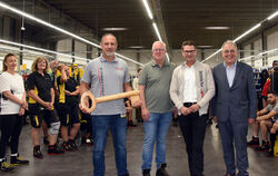 Symbolische Schlüsselübergabe zur Einweihung des neuen Zustellstützpunkts von Deutsche Post und DHL (von links): Betriebsleiter 