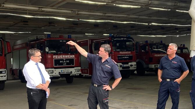 Feuerwehr Interims-Lösung Kommandant Stefan Röhm (mitte) zeigt Bürgermeister Steffen Heß (links) und einigen Mitgliedern des Gomaringer Gemeinderats das I