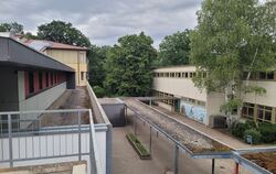 Die Gebäude rechts des unteren Schulhofes der Bästenhardtschule sind aufgrund der PCB-Belastung derzeit nicht nutzbar.