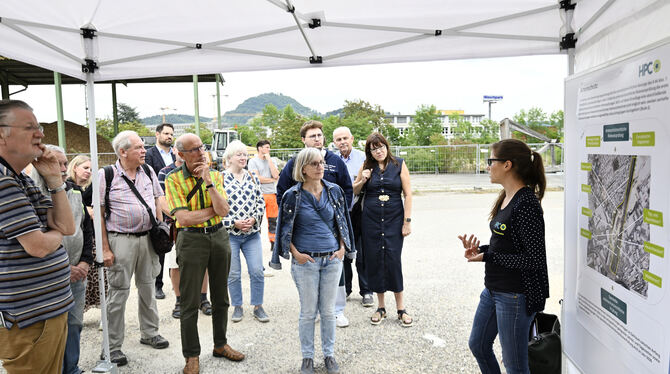 RSBNA; Betriebshof; Artenschutz; Bürgerbeteiligung; Jeanette Hauenstein Jeanette Hauenstein (rechts) stellt bei der Bürgerbeteiligung zum RSBNA-Betriebshof die Ergebnisse ihrer bisherigen Artenschutzr
