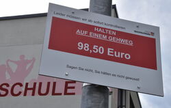 Die Stadt hat eine Kampagne gestartet, um Elterntaxifahrer an der Werdenbergschule auf ihr Fehlverhalten hinzuweisen.