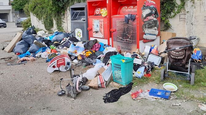 Illegale Müllhalde auf dem Parkplatz am Bolzplatz in der Bahnhofstraße.  FOTO: GEMEINDE