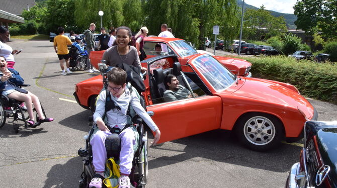 KBF Oldtimer Riesenfreunde bei den Jugendlichen und Betreuern im Internat der Mössinger Dreifürstensteinschule. FOTO: MEYER