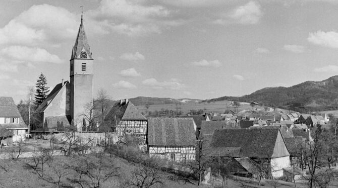 1953 - Dorf mit Kirche: Liegt dieser Flecken womöglich auf der Zollernalb?