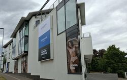 In das Outletcenter an der Noyon-Allee zieht im Erdgeschoss mit Schiesser wieder Leben ein.  Für die beiden Obergeschosse laufen