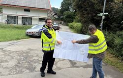 Martin Muhr von Netze BW (links) und Marcus Friedrich, Leiter des Tiefbauamts bei der Stadt Münsingen, wollen die Baumaßnahmen i