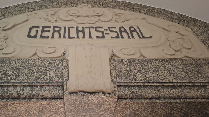 Ein Mann von der Alb und seine ehemalige Partnerin müssen sich wegen Betrugs und Verstößen gegen das Tierschutzgesetz vor dem Sc