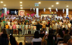 Zum Abschluss stehen alle beteiligten Schülerinnen und Schüler mit ihrem Lehrer Wolf-Dieter Rahn auf der Bühne und begeistern da