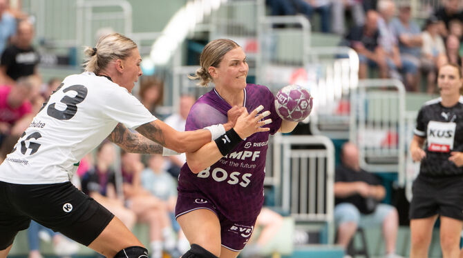 Handball Metzingens Nele Franz (rechts) im Duell mit Göppingens Ex-Nationalspielerin Luisa Schulze. Diese beiden Mannschaften treffen nac