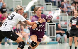 Metzingens Nele Franz (rechts) im Duell mit Göppingens Ex-Nationalspielerin Luisa Schulze. Diese beiden Mannschaften treffen nac