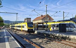 Am neuen Gleis 4 des Metzinger Bahnhofs (im Vordergrund) halten noch keine Züge. Es muss erst ans dortige Schienennetz angebunde