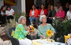 Im bequemen Sesseln verfolgten Heidrun Schmid-Salzer (links) und ihre Stellvertreterin Ulrike Lumpp die Lobesreden auf das schei